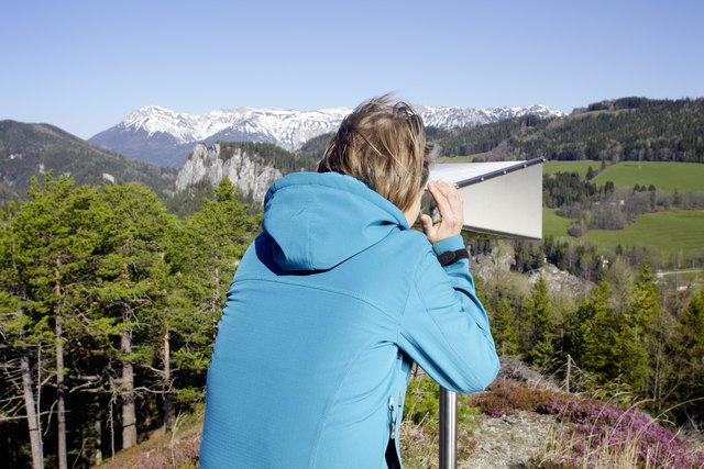 Der Viewer am 20-Schilling-Platz am Semmering, mit Blick auf das UNESCO Weltkulturerbe Semmeringeisenbahn