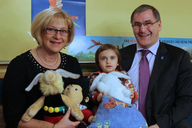 Froh, dass die Kleinkindbetreuung auf Schiene ist: Bürgermeisterin Ursula Puchebner, Hanna Asanger, Sozialstadtrat Franz Dangl.