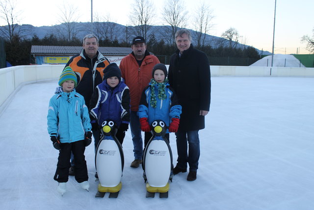 Bürgermeister Wolfgang Veitz (re) überbrachte die zwei Pinguine.