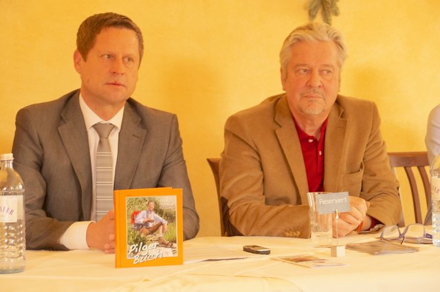 Helmut Naderer stellt den neuen Bürgermeisterkandidaten der LWS, Michael Honzak vor.