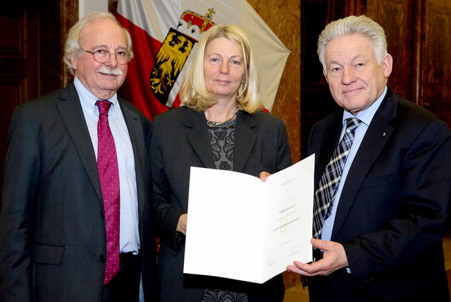 LH Josef Pühringer (re.) und LH-Stv. Josef Ackerl (li.) zeichnen Elisabeth Rosenmayr mit dem Ehrentitel „Konsulentin für Soziales“ aus.