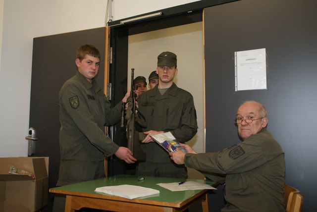 Die Jung-Soldaten fassen ihre Sturmgewehre aus.