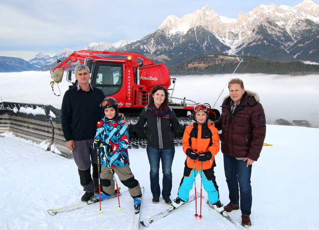 Peter Hörl, Katharina Hörl und Stadtchef Erich Rohrmoser mit Felix Bergmann (blaue Jacke) und Matteo Biber (orange Jacke).