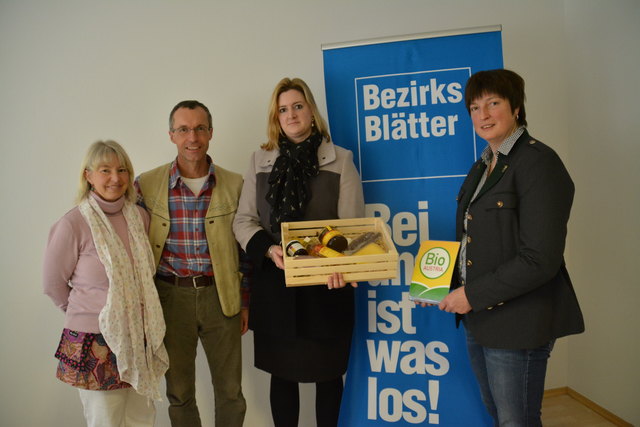 Sonja Hager aus Wörgl (Mitte) bekam von Barbara Schwaiger sowie Angelika Bleml-Bichler und Bernhard Bichler ihren Gewinn überreicht.