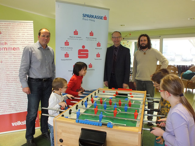 Übergabe: Stefan Schmid (Kiwanis Club Ried, Stadtmarketing Ried), Direktor Wilfried Bachmayr (Sparkasse Ried-Haag), Matthias Schlüsselbauer (Kindertreff Löwenzahn) mit den Kindern.