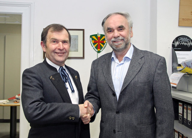 Johann Ringhofer (r.) übergibt Franz Winter das Bürgermeisteramt - und einen geordneten Gemeindehaushalt. | Foto: Finny