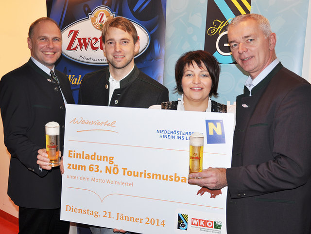 Zwettler Bier Verkaufsleiter Robert Kamleitner, Herbert Bonka - Obmann des Jungen Hotel- und Gastgewerbes NÖ, Melitta Ott - Obfrau des Jungen Hotel- und Gastgewerbes NÖ sowie Rudolf Damberger - Zwettler Bier Marketingleiter freuen sich über die neue Partnerschaft (v.l.).