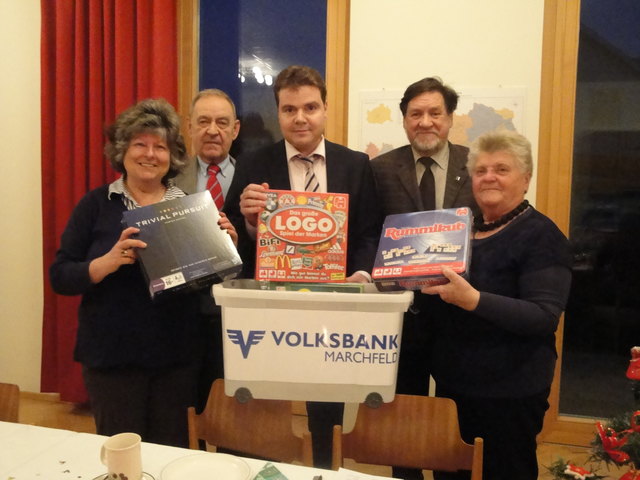 Verein Gemeinsam statt Einsam
Mag. Eveline Hufnagl, Walter Holenia, Prof. Wolfdieter Hufnagl und Ellengard Pallantschitsch bedanken sich bei Andreas Nowatschek von der Marchfelder Volksbank.