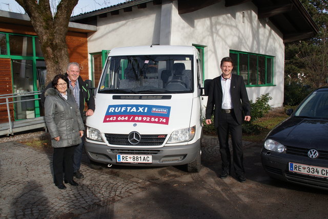 Ingrid Specht, Hermann Ruepp und Ronald Petrini stellten das neue Ruftaxi vor.