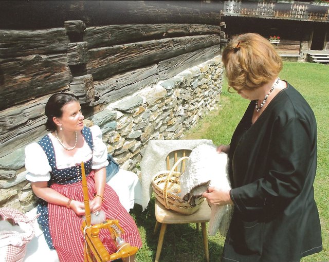 Christiane Becker spinnt auch ehrenamtlich im Freilichtmuseum Stübing.