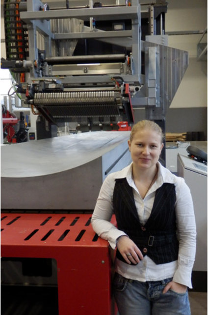 Dipl. Ing. FH Monika Reischauer und eine ihrer neuesten Entwicklungen, der sogenannte „Speedlayer“.
