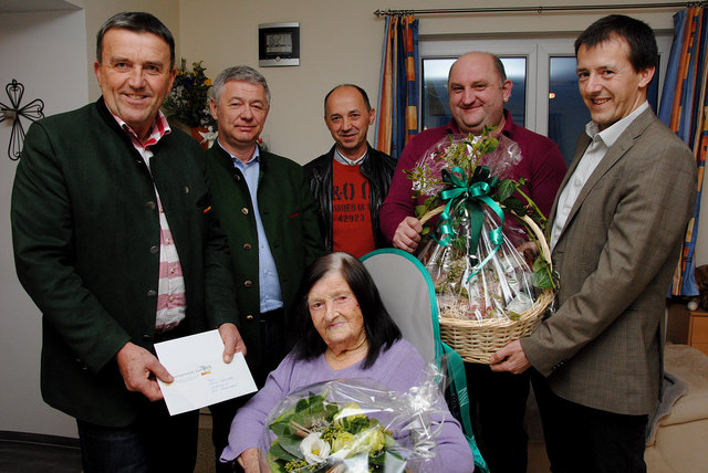 Jubilarin Maria Scheucher mit Gratulantenschar (v.l.n.r.): Bürgermeister Manfred Tatzl, LAbg. Peter Tschernko, Ernst Rauch, GR Anton Winterleitner und Alois Höcher.