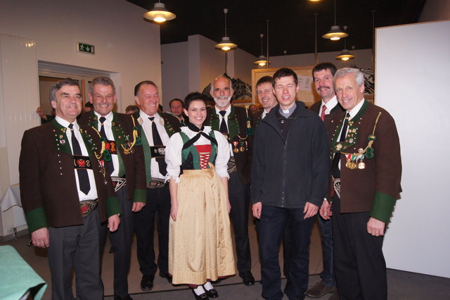 Die Hauptleute des Bataillons Stubai: Alfons Bazzanella (Telfes), Helmut Ranalter (Neustift), Hans Steuxner (Bataillonskommandant), Franziska Jenewein (Bataillonsmarketenderin), Toni Erhart (Bataillonsschriftführer), Karl Hofer (Schönberg), Vikar Jacek Bartczak, Bürgermeister Manfred Leitgeb und Johann Schmoller (Mieders).