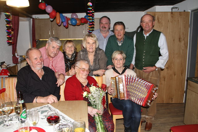 Im Bild, Johann Resinger, Peter Surovic, Hanna und Anni(Töchter), Franz Scheder,Direktor Wilhelm Fröhlich, KommRat Gerhard Steurer, die Jubilarin Marianne Resinger und Bettina Berger, die für Stimmung sorgte.