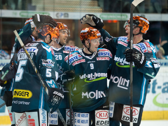 Die Spieler jubeln über den Vereinsrekord. | Foto: BWL/Eisenbauer
