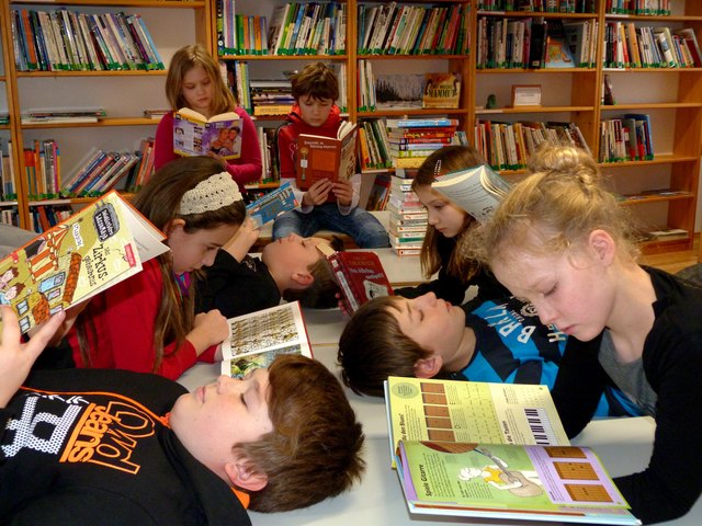 Für die acht Leseratten aus den ersten Klassen der NMS Hofkirchen ist die Schulbibliothek ein beliebter Platz fürs Lesen:
1a: Hinterberger Alina, Lichtenegger Chiara, Maurer Raphael, Trompeter Justin
1b:  Diesenreither Gregor, Grimbeek Amelie, Pollhammer Felix, Vormair Alina