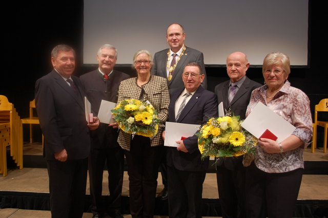 Bgm. Alfred Pohl verlieh das Ehrenwappen in Gold an Josef Wiesinger, Ludwig Sünder, Irmgard Opitz, Johann Gindl, Josef Bader und Edith Heinrich