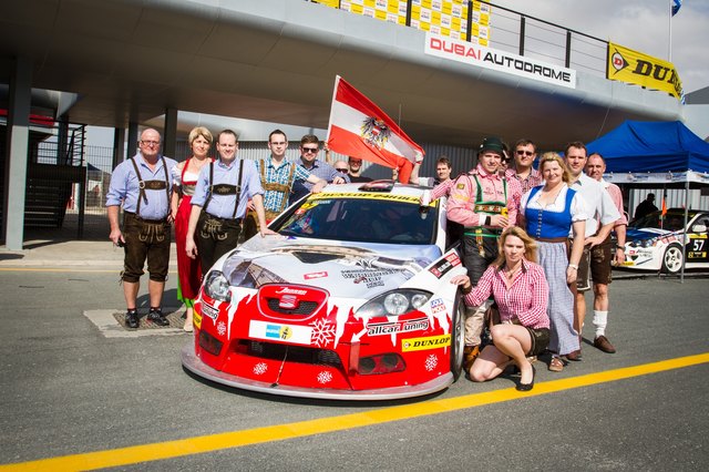 Das Prefa Racing Team war komplett in österreichische Tracht gehüllt. | Foto: Prefa Racing Team