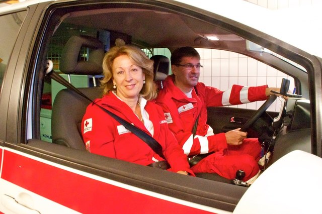 Dr. Sieglinde Lechner-Fuiko (li.)  und Oswald Sobola im NEF auf dem Weg zu einem Einsatz. | Foto: Doris Gierlinger