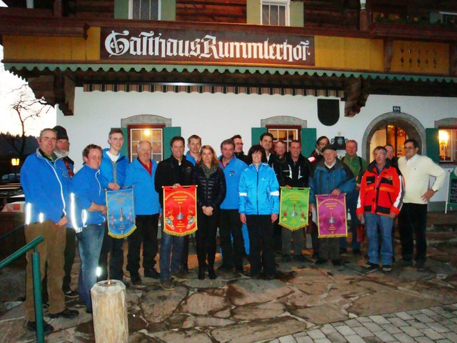 Die großen Vier des Gedächtnispreiseisschießens für Kaufmann Thomas, mit den Familienangehörigen und dem Gratulanten Vizebürgermeister Dr. Georg Zimmermann. Vl. Rang 3 Rummlerhof III, Die Sieger EC. Brixen II, mit Hermann Kaufmann, Gabi Mittermayer und Anni Kaufmann, Rang 2 Rummlerhof I, Rang IV EV. Fieberbrunn II und Gratulant Ehrenschutz Geber Dr. Georg Zimmermann.