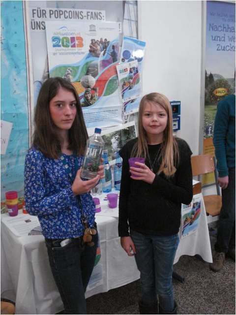 Die Schüler präsentierten den Besuchern Lehrreiches zum Thema Wasser. Auch wurde Mineralwasser aus aller Welt angeboten.