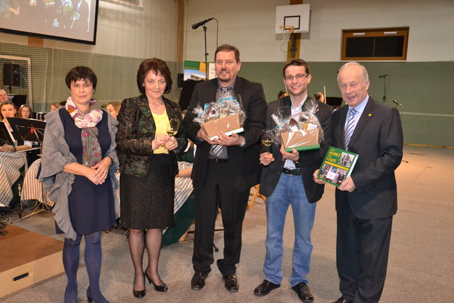 Kulturstadträtin Mag. Maria Gußl, Vbgm. Ludmilla Etzenberger und Bgm. a.D. Ök.-Rat Karl Simlinger bedankten sich bei Kellermeister Rudolf Völker und Kellermeister-Stv. Christian Kittenberger für die Präsentation von „Herzblut“. | Foto: Foto: privat