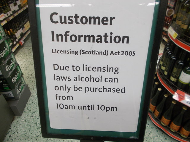 Vor 10 Uhr darf man im Geschäft nicht Alkohol kaufen;  bis 11 Uhr dürfen wir hier im Hotel keine Spirituosen ausschenken;