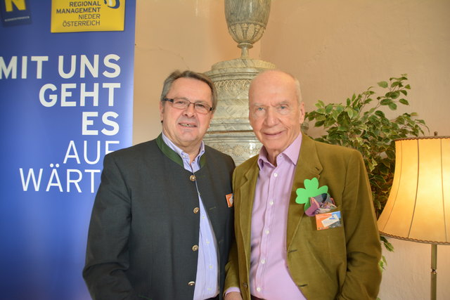 Bürgermeister Johann Gillinger mit Autor und Moderator Carl Michael Belcredi.
