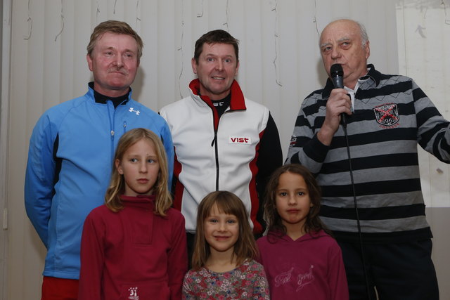 Skiinstruktor Klaus Angerer, Obmann Paul Bräuer und vom Lions Club Rudolf Königswieser mit den drei Kindern der Famile Gaisberger (v.l.). | Foto: Klaus Mader