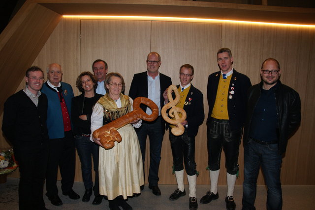 Schlüsselübergabe: Christian Schmid, Erich Wechner, Arch. Barbara Poberschnigg, Getrud Ganahl, Bgm. Werner Kurz, Dietmar Walser, Michael Wechner und Arch. Michael Fuchs.