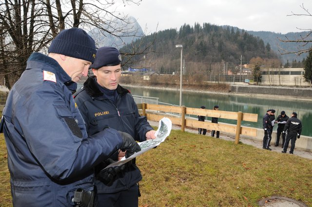 Die Polizei sucht das Innufer rund um den Auffindungsort der Leiche ab. | Foto: ZOOM-Tirol