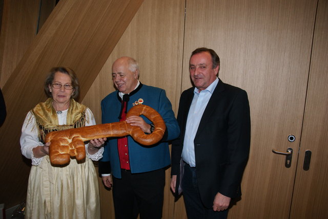 Gertrud Ganahl (Obfrau Sängerrunde Ischgl), Chorleiter Erich Wechner und Vizebgm. Emil Zangerl.