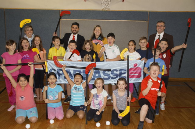 Schulbetreuer Orhan Gül, Abteilungsleiter Johann Ungersböck, SchülerInnen der 4bi mit ihren Lehrerinnen Monika Weißenböck und Sabine Lambach