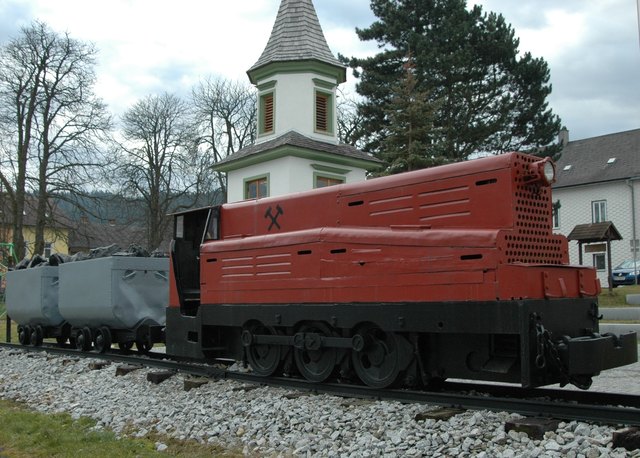 Ruhrtaler Diesellok mit dem Turm des WTK Gebäudes in Thomasroith