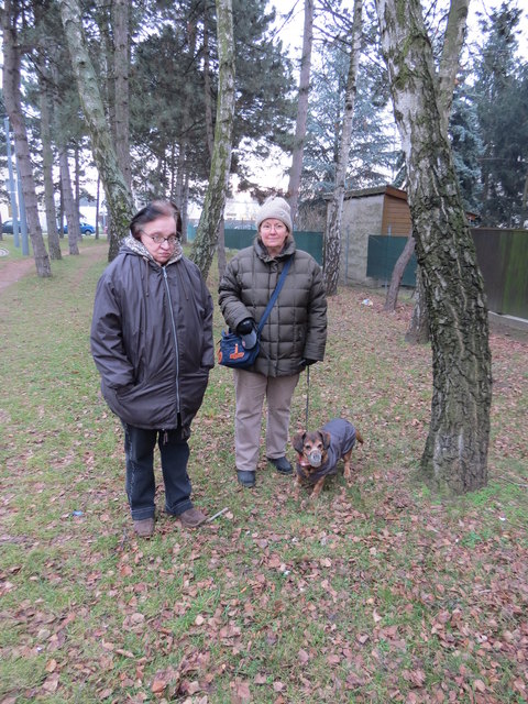 Nachbarin Monika Omonata und Tierbesitzerin Margit Gieszer mit Dachsbracke Dina genießen den Spaziergang nach den Vorfällen wieder.