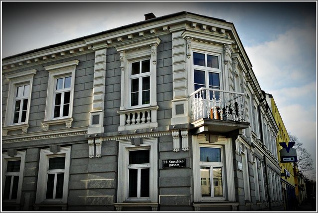 Einen kleinen Platz im Freien bietet dieser Balkon