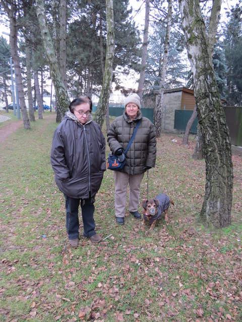 Nachbarin Monika Omonata und Tierbesitzerin Margit Gieszer mit Dachsbracke Dina genießen den Spaziergang nach den Vorfällen wieder.