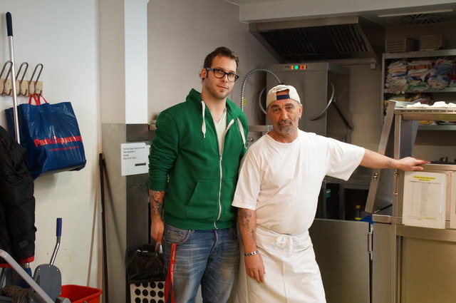 Sozialarbeiter Christof (l). und Günther: „Wir geben zu Mittag 200 Mahlzeiten aus."