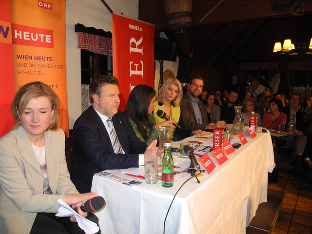 Das Podium war durchaus gut besetzt: Frau Dr.Salomon Gesprächsleiterin, Stadtrat Michael Ludwig, Stadträtin M.Vassilakou,Moderatorin Elisabeth Vogel und M. Landerer von der Initiative Denkmalschutz