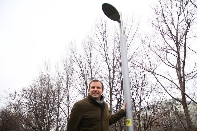 Die neuen LED-Lapen am Donaukanal erhellen auch SP-Bezirksvize Thomas Lieblich