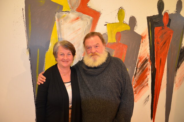 Direktorin Ingrid Mittendorfer mit dem Künstler Dieter A. Grabe vor dem Bild „Meeting-Point“