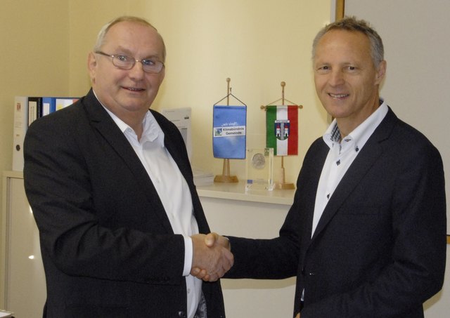 Robert Schrötter (r.) übernahm zu Beginn des Jahres 2014 die Funktion des Amtsleiters von Helmut Wiesinger.