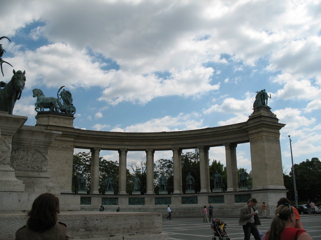 Teilansicht des Heldendenkmal