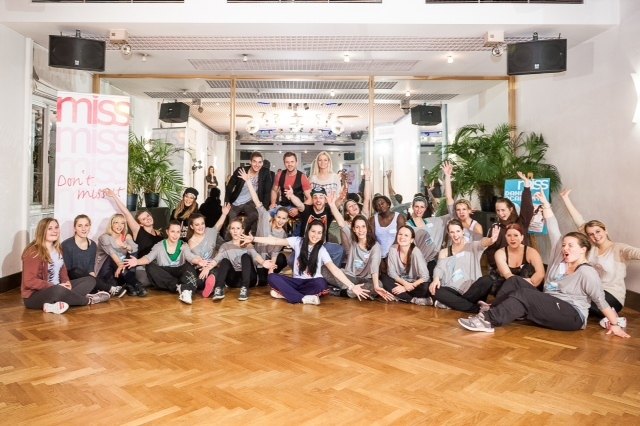Die Teilnehmerinnen bei der Audition in Graz zur ersten miss Dance Academy mit der Jury.