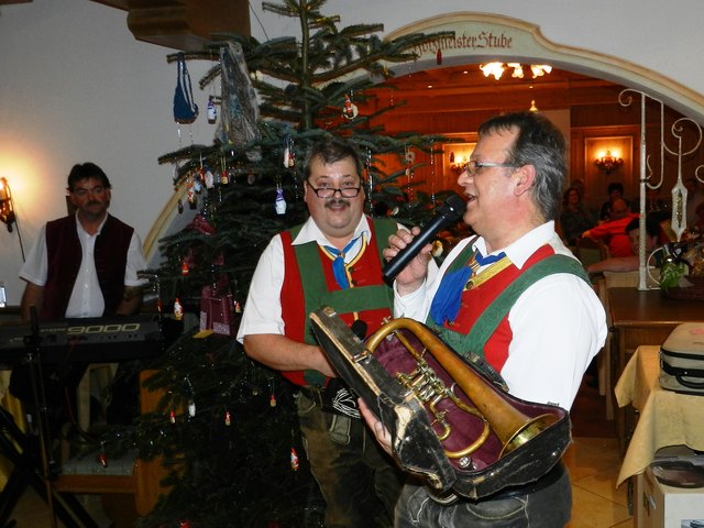 Kapellmeister Gerald Embacher und Obmann-Stv. Christian Decker brachten die Christbaumversteigerung der Bundesmusikkapelle Erpfendorf mit viel Schmäh erfolgreich über die Bühne.