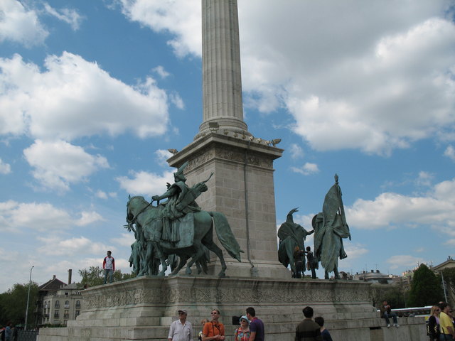 Teilansicht der Säule am Heldenplatz