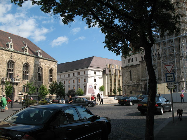 Gebäude neben der Matthiaskirche