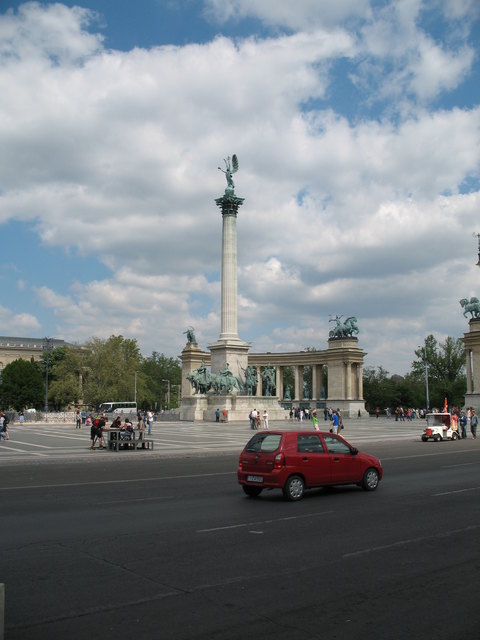 Säule am Heldenplatz ca. 35m hoch, mit dem Erzengel Hl. Gabriel, der die ungarische Krone und das apostolische Kreuz in den Händen hält. Der Engel ist ca. 5m hoch.
