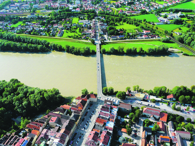 Die Simbacher kommen gerne zum Tanken rüber, die Braunauer fahren zum Einkaufen hinüber. | Foto: airpix.at