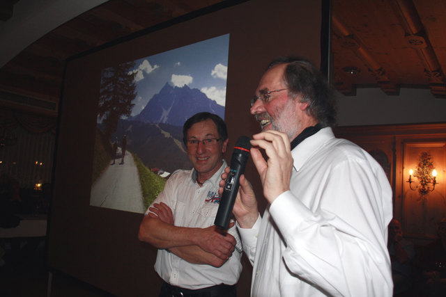In beschwingter Weise nahmen Hans Staud und Dekan Martin Ferner das Publikum mit auf eine besinnliche Wanderreise von Thaur nach San Romedio.
